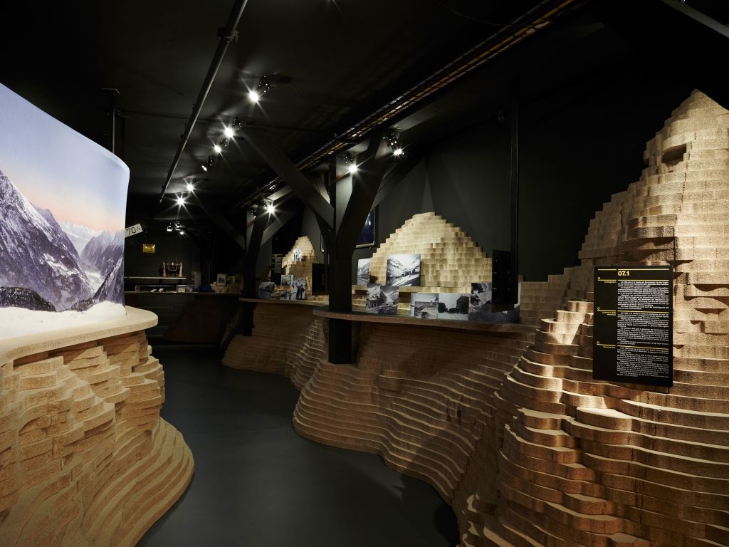	Simulatore topografico: due modelli topografici in scala da 1:20 000 e 1:10 000 raffigurano il paesaggio della valle dell'Albula in miniatura.