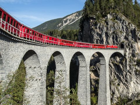 A fascinating sight on the move since 1889: The Rhaetian Railway (RhB)
